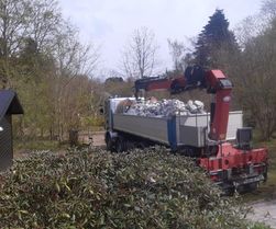 Haveaffald fjernes af Jespersen lastbil med kran.