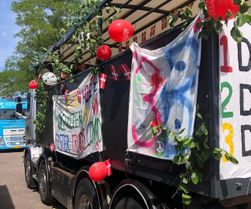 Festlig dekoreret Jespersens lastbil til parade.