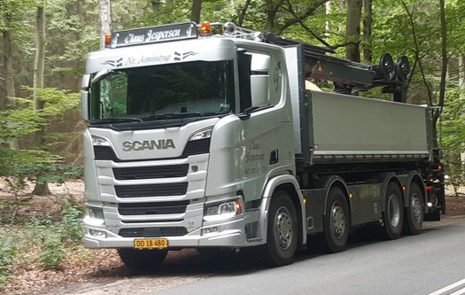 Scania lastbil fra Vognmand Claus Jespersen i skov, Nr. Asmindrup